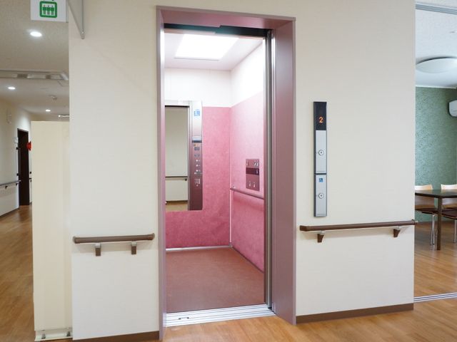 清潔なエレベーターホール エレベーター 清潔で明るいエレベーターホールが訪れる人を優しく迎えます。