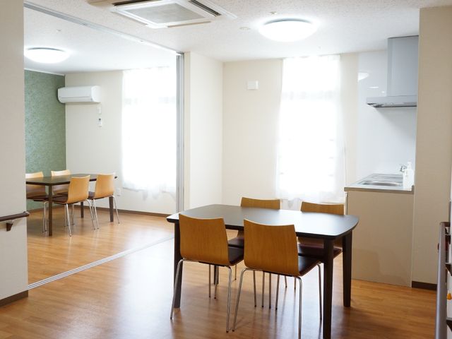 明るい共有スペース 部屋 清潔で広々とした食事エリア、日差しが心地よい空間です。