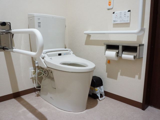 バリアフリートイレ設備 トイレ 安全に配慮された手すりと清潔な環境は、利用者の安心感を支えます。