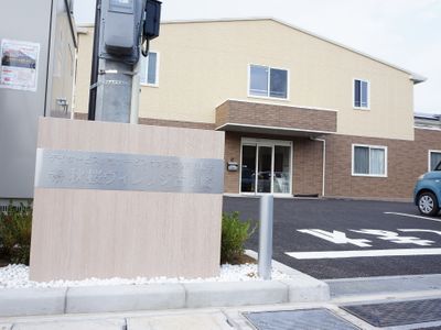 清潔感ある建物のエントランス