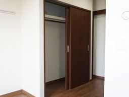 明るい居室のクローゼット