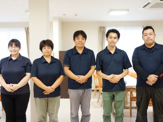 スタッフが並ぶ施設内