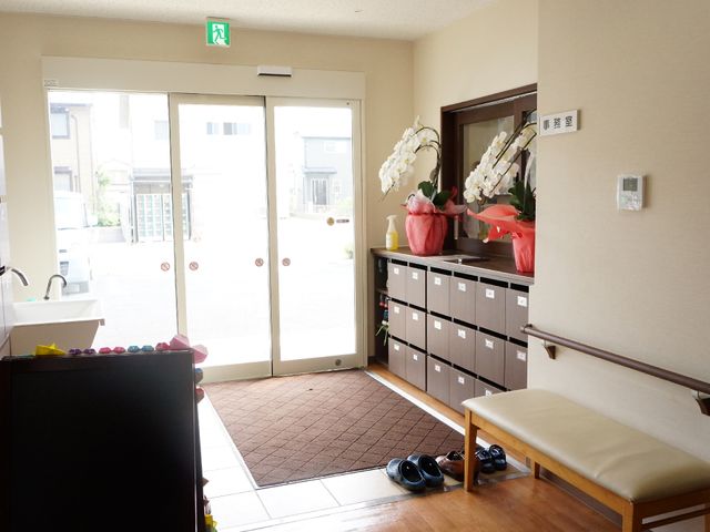 明るい入口の風景 玄関内側 清潔で開放感あるエントランスは、訪れる人に落ち着きを提供します。