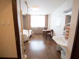 明るい居室の様子