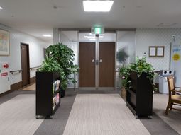 緑あふれる明るいエントランス