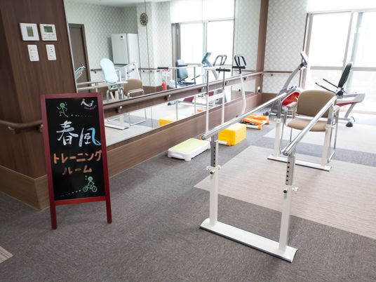 機能訓練器具が設置された部屋