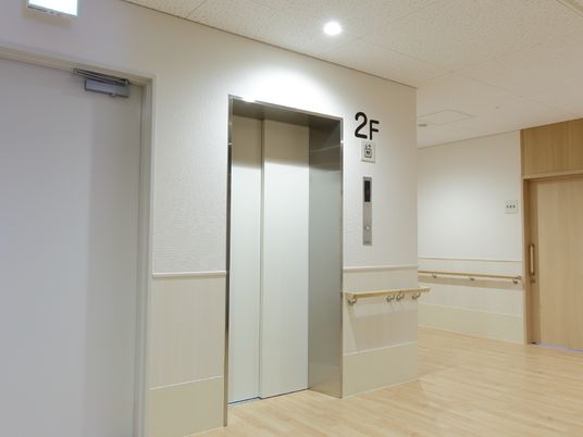 清潔なエレベーターの前