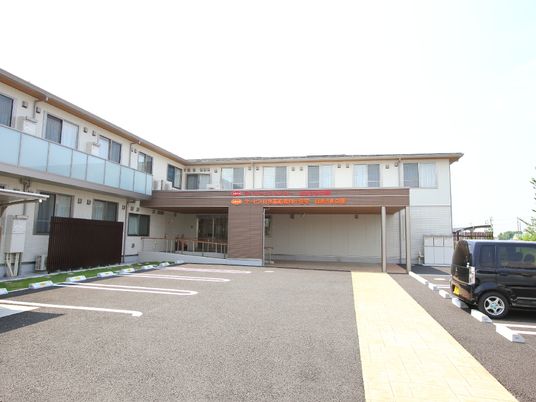 明るい建物のエントランス