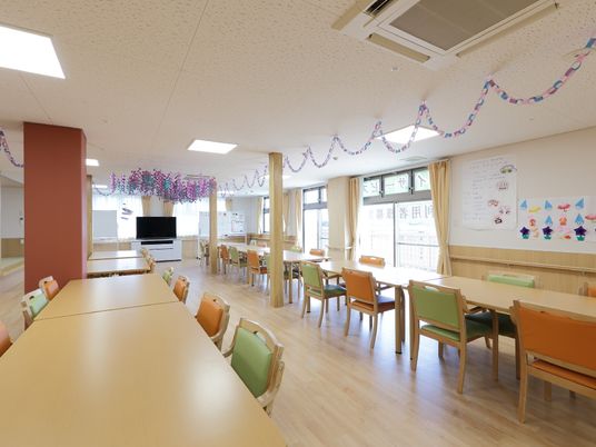 広々とした明るい食堂空間