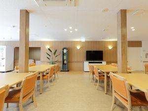 広々とした明るい食堂
