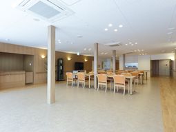 明るく清潔な食堂空間