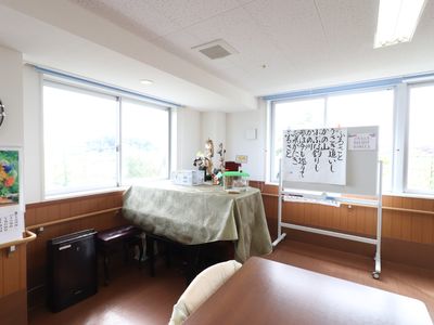多目的スペースの明るい部屋