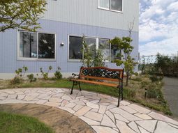 中庭に設置されたベンチ