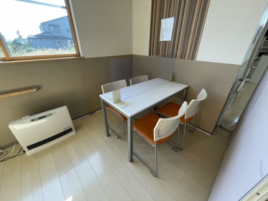 自然光が差し込むテーブル