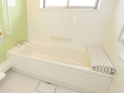 清潔感のある明るい浴室