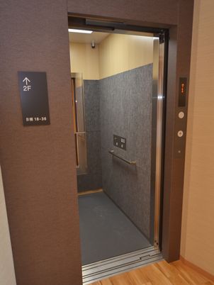 モダンなエレベーター入口