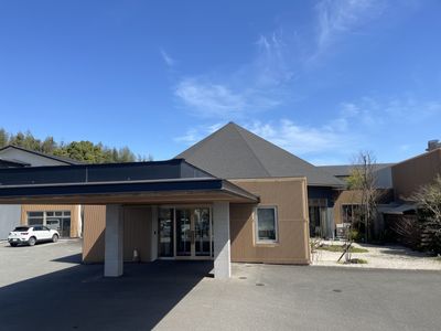 モダンな建物のエントランス