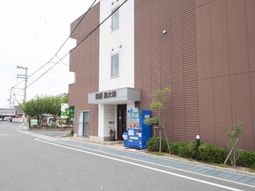 茶色の壁の建物エントランス