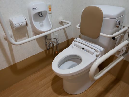 バリアフリー設計のトイレ