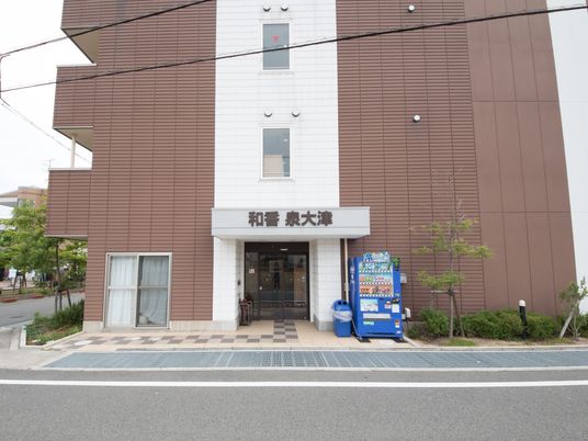 街中に佇む建物のエントランス