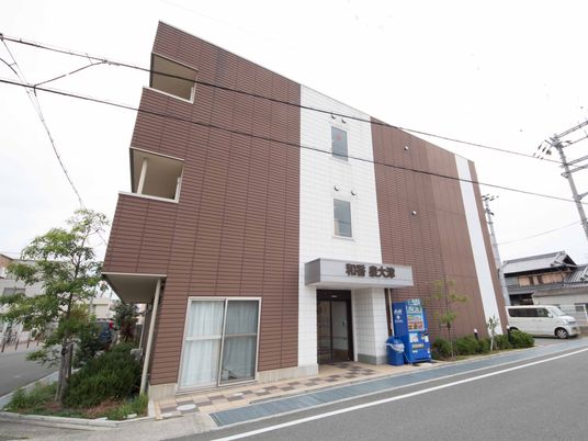 新しい外観の建物エントランス