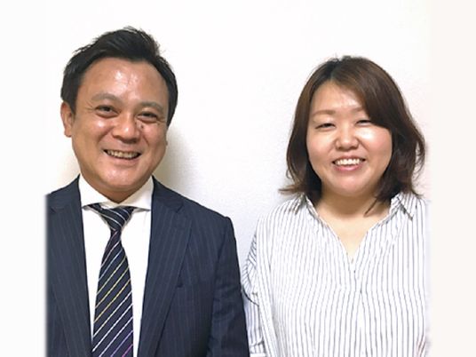 笑顔の男女スタッフ  