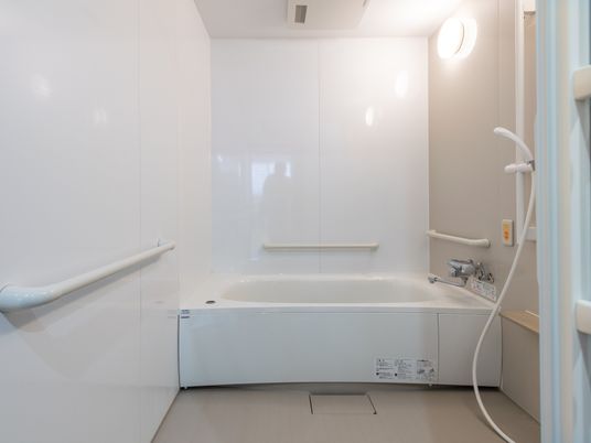 明るい照明と白で統一された浴室は、スタッフの毎日の清掃により明るく清潔感が保たれている。手すり付きなので、安心してご利用いただける。