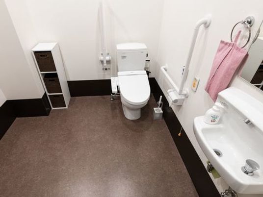 壁やトイレ横には手すりを設置しており、車椅子をご利用の方やお体が不自由な方でも移動しやすく使いやすい。