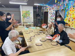 活気ある食堂の様子