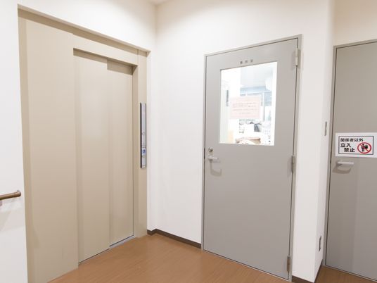 廊下のエレベーターとドア