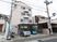 都市の一角にある建物