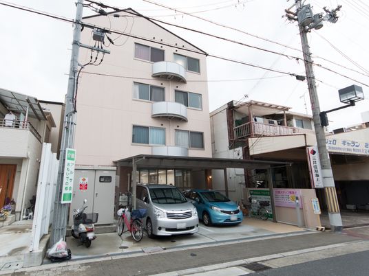 都市の一角にある建物