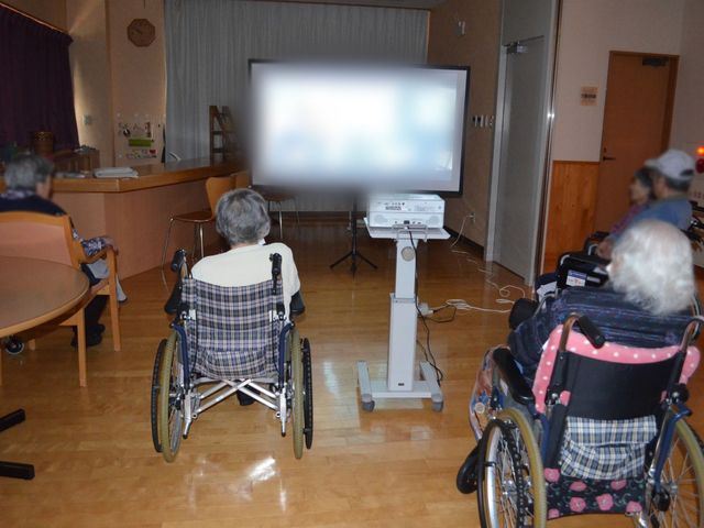 集まりのあるラウンジ ラウンジ 窓から自然光が差し込むラウンジです。車椅子でも楽にテレビを楽しむことができます。