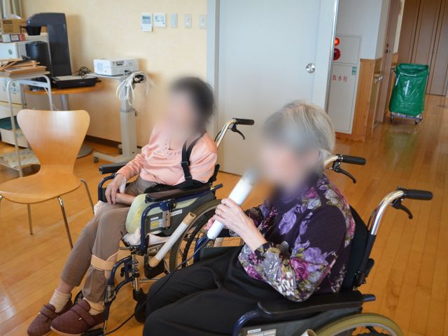 賑やかなラウンジ ラウンジ 利用者同士がゆったりと過ごせる明るいスペースです。フレンドリーな雰囲気も魅力です。