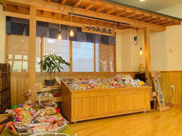 商品豊富な売店 食堂 和の雰囲気漂う売店には、豊富な商品が揃っており、訪れる方が楽しめる工夫がされています。