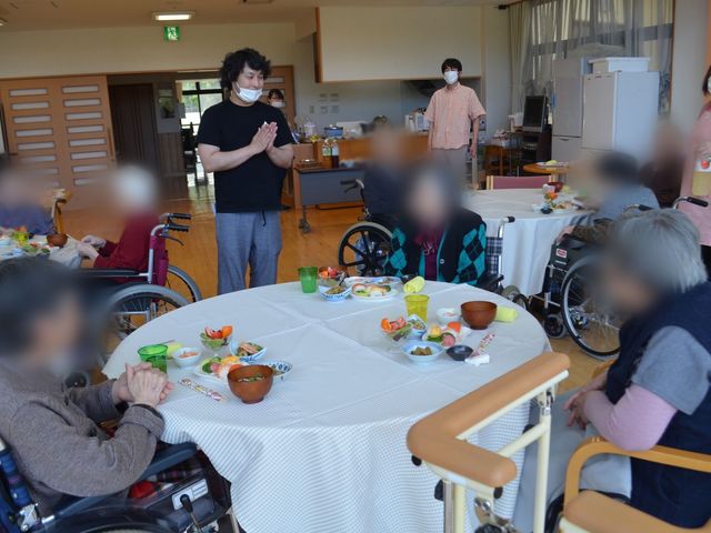 談笑するテーブルの様子 ダイニングルーム テーブルを囲んで談笑できるスペースです。和やかな雰囲気の中、くつろげます。