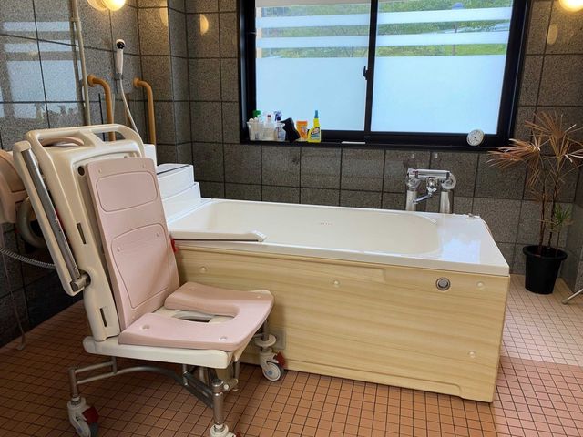 車椅子対応の浴室 浴室 自然光が差し込む明るい空間です。車椅子対応の設備が整っており、安心してご利用いただけます。
