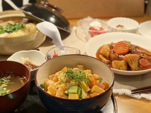 料理が並ぶテーブル 料理 多彩な料理が並ぶテーブルは、食事の楽しさを引き立てます。スタッフによるきめ細やかな配膳も魅力です。