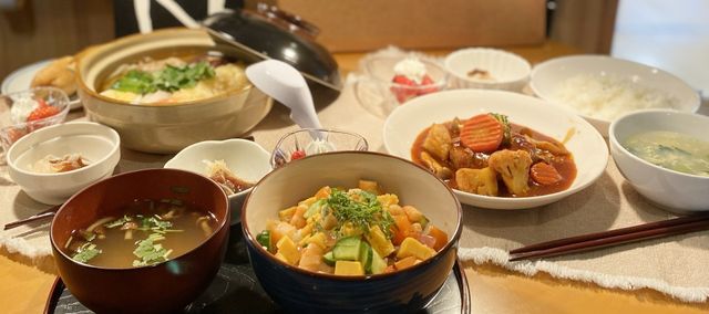 料理が並ぶテーブル 料理 多彩な料理が並ぶテーブルは、食事の楽しさを引き立てます。スタッフによるきめ細やかな配膳も魅力です。