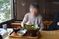 木のテーブルと食事
