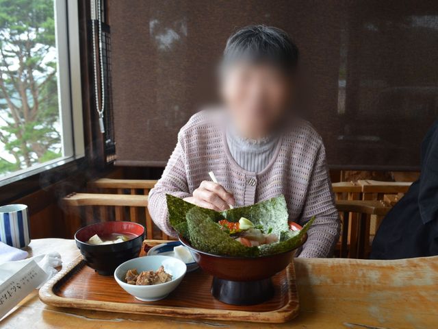 木のテーブルと食事 ダイニングルーム 落ち着いた雰囲気を感じる食事スペースでは、自然豊かな景色を眺めながらゆったりと食事を楽しめます。
