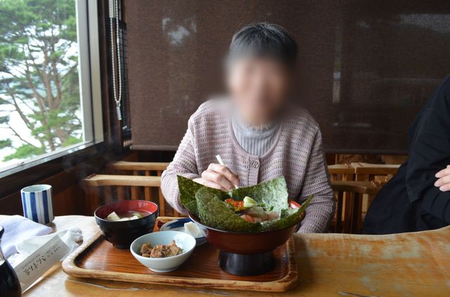 木のテーブルと食事 ダイニングルーム 落ち着いた雰囲気を感じる食事スペースでは、自然豊かな景色を眺めながらゆったりと食事を楽しめます。