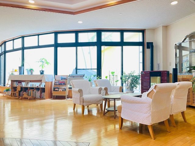 明るいラウンジ ラウンジ 広々としたラウンジは、自然光がたっぷり差し込む明るい空間です。リラックスするには最適な場所です。
