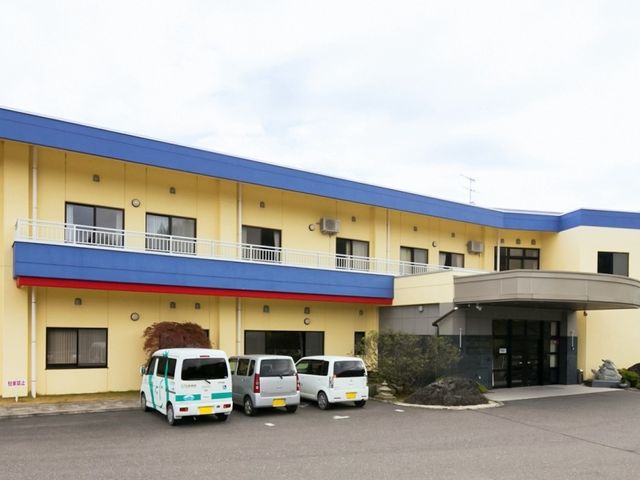 カラフルな建物外観 外観 青と黄色の外壁が特徴の建物は訪れる人を元気づける色合いです。
