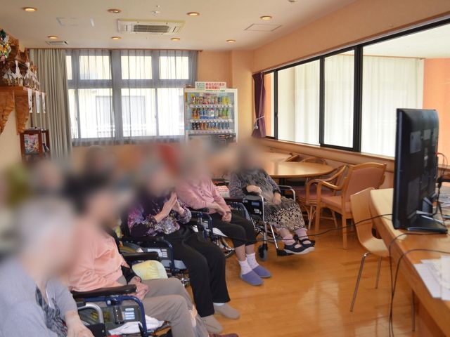 テレビと椅子のある部屋 リビング 明るい空間で、椅子に座って楽しくテレビを視聴できます。自然光が心地よさを演出しています。