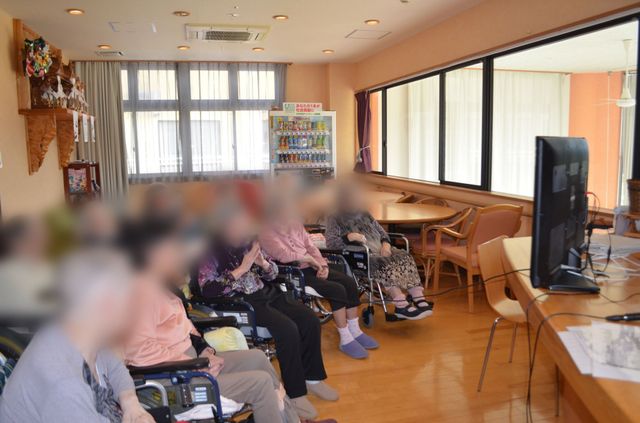 テレビと椅子のある部屋 リビング 明るい空間で、椅子に座って楽しくテレビを視聴できます。自然光が心地よさを演出しています。