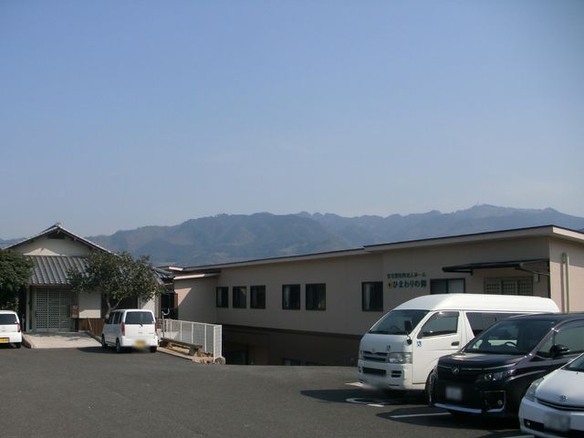 山並みを背にした建物 ホーム正面 山々に囲まれた、静かな立地の建物です。ゆったりとした環境で働くことができます。