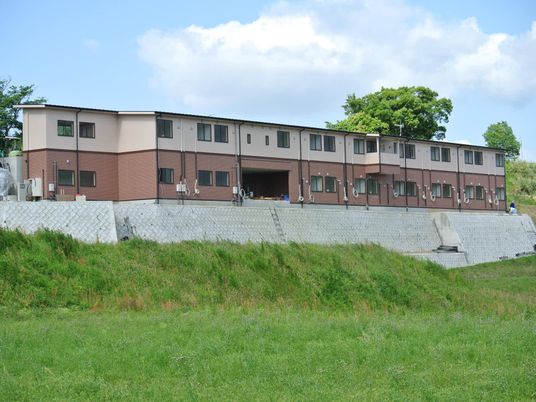 緑に囲まれた建物外観