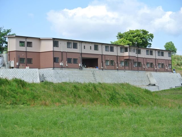緑に囲まれた建物外観 外観 自然豊かな環境に建つ快適な施設です。心地よい風と緑を感じながら、ゆったりとした時間を過ごせます。