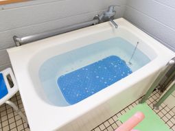 バリアフリーの清潔な浴室